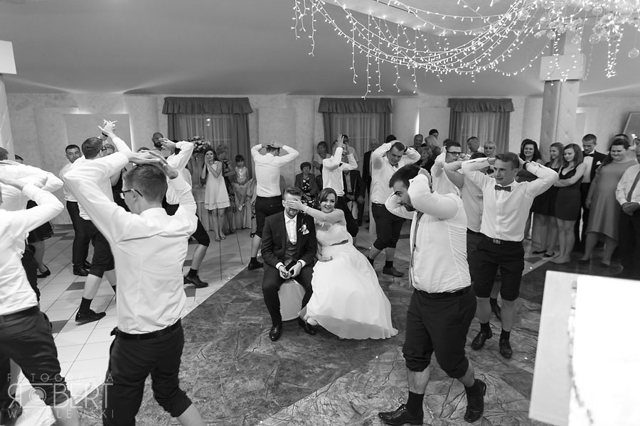 Goście weselni podczas zabawy w Strzeniówce