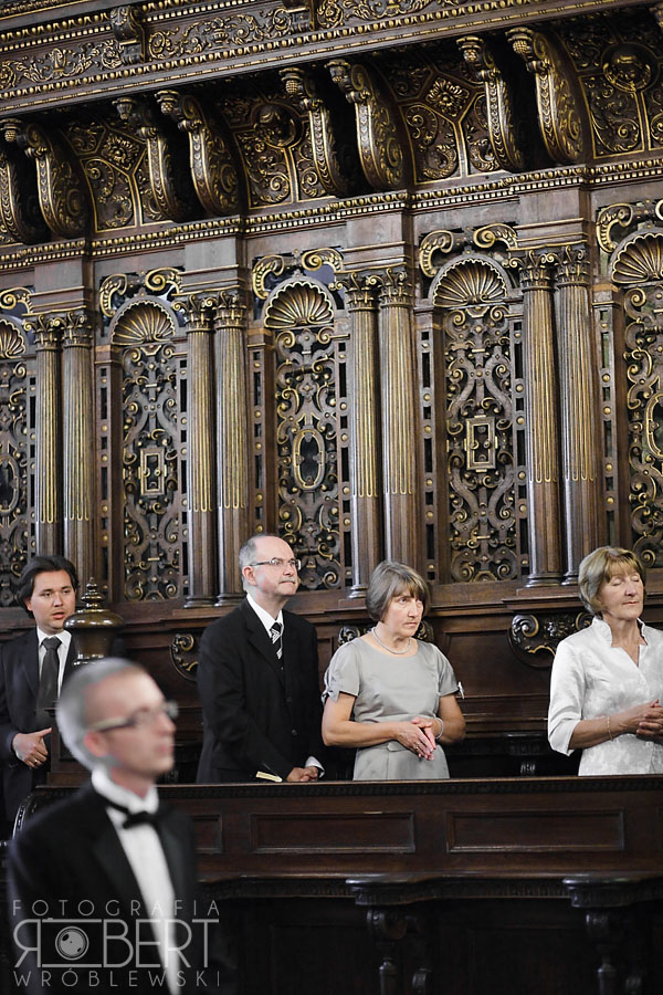 Para młoda podczas komunii na Wawelu
