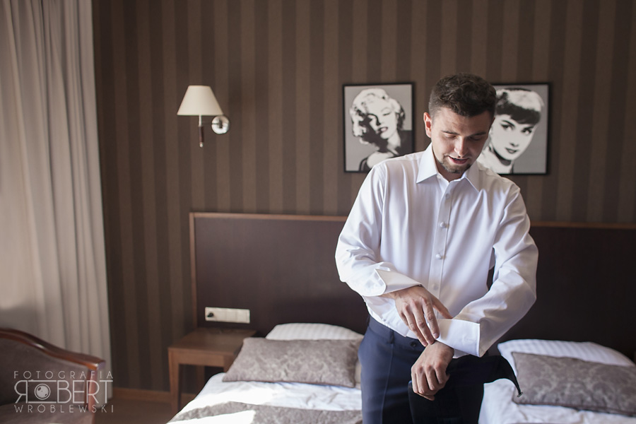 Kasia i Adam przed kościołem w Komorowie