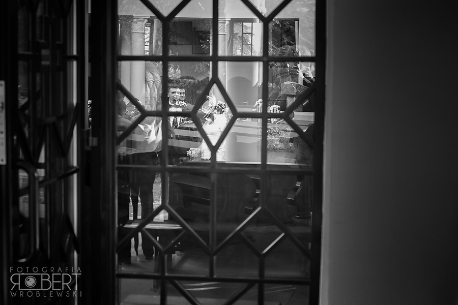 Kasia i Adam przed ołtarzem w Komorowie