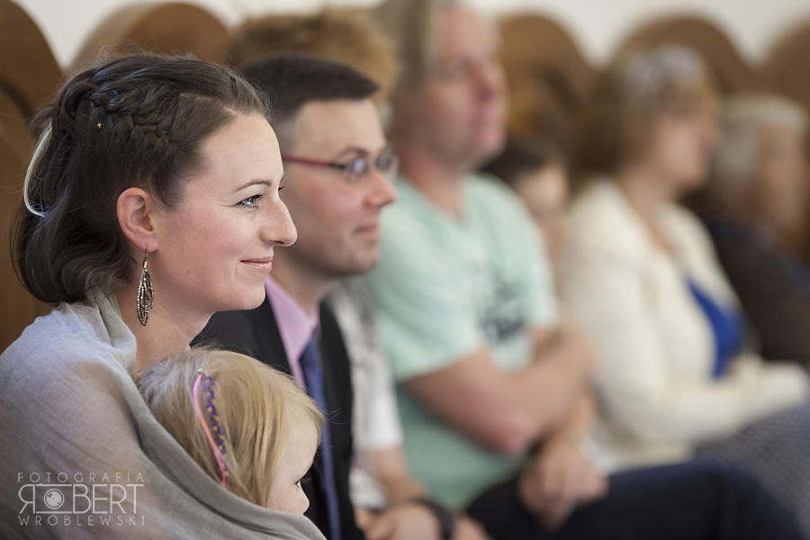 Para Młoda pod hotelem Afrodyta w Radziejowicach