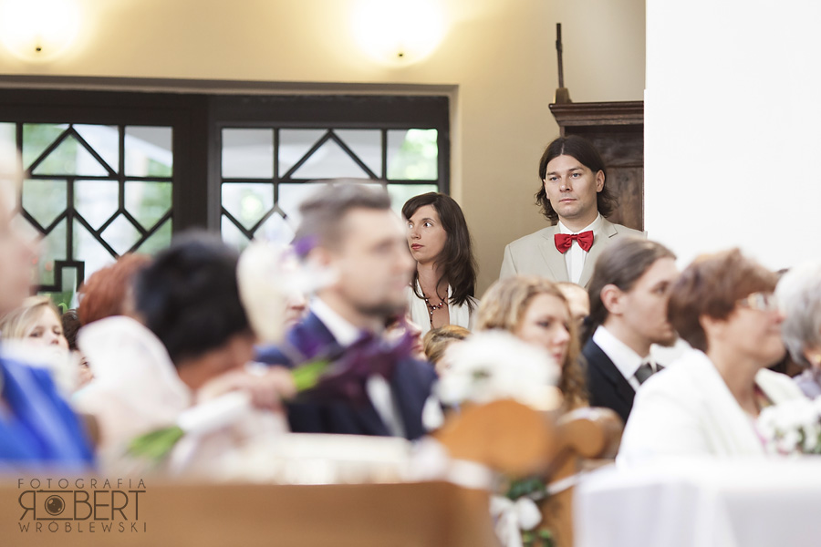 Radość gości pod kościołem w Komorowie