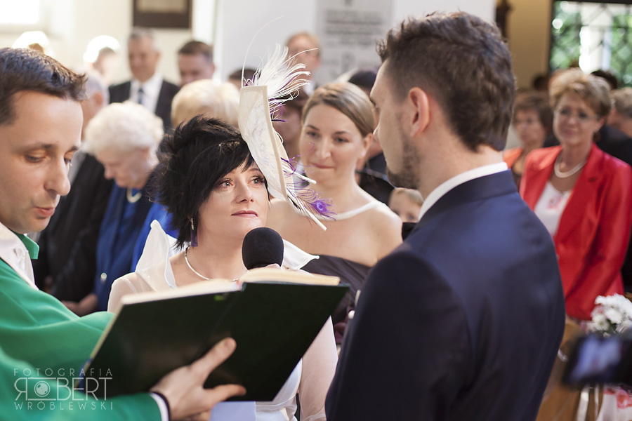 Obrączki na ołtarzu w kościele w Komorowie