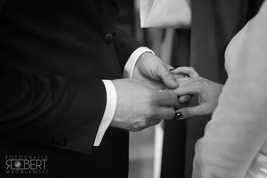 Szczęście Pary Młodej w kościele w Komorowie