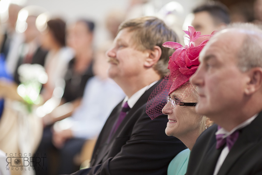 Wyjście nowożeńców z kościoła w Komorowie