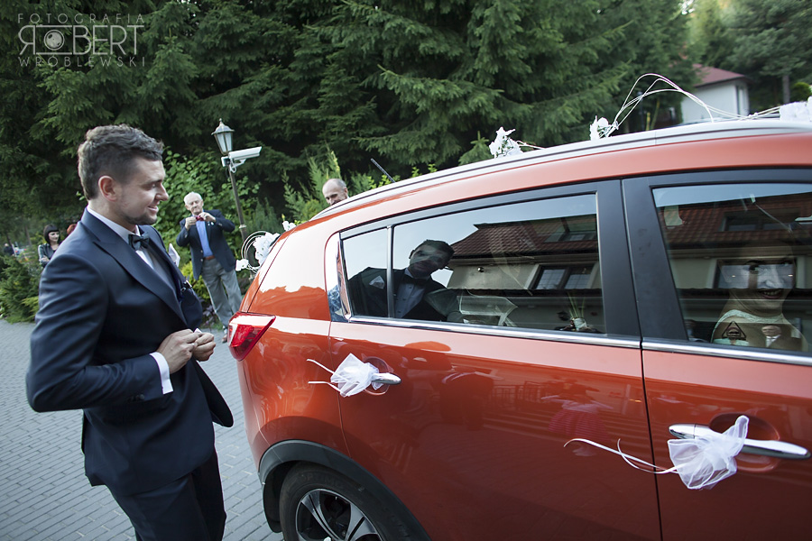 Kasia i Adam wchodzą na salę w Hotelu Afrodyta