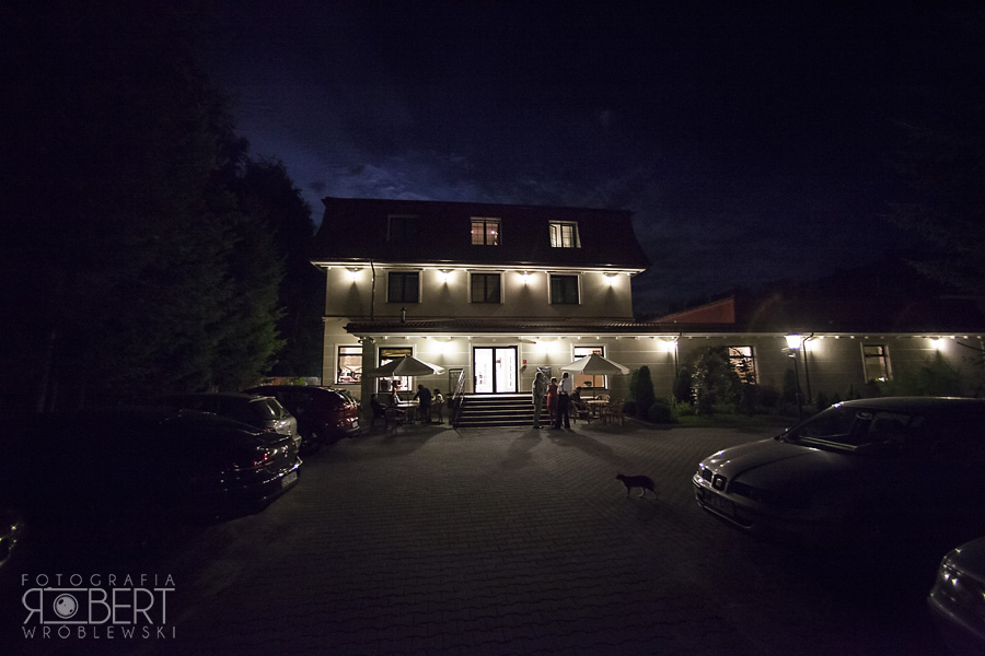 Kasia i Adam rzut bukietem zdjęcia