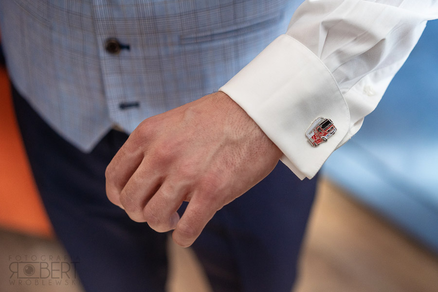 Bukiet ślubny na tle zabytkowych wnętrz Kuźni Napoleońskiej