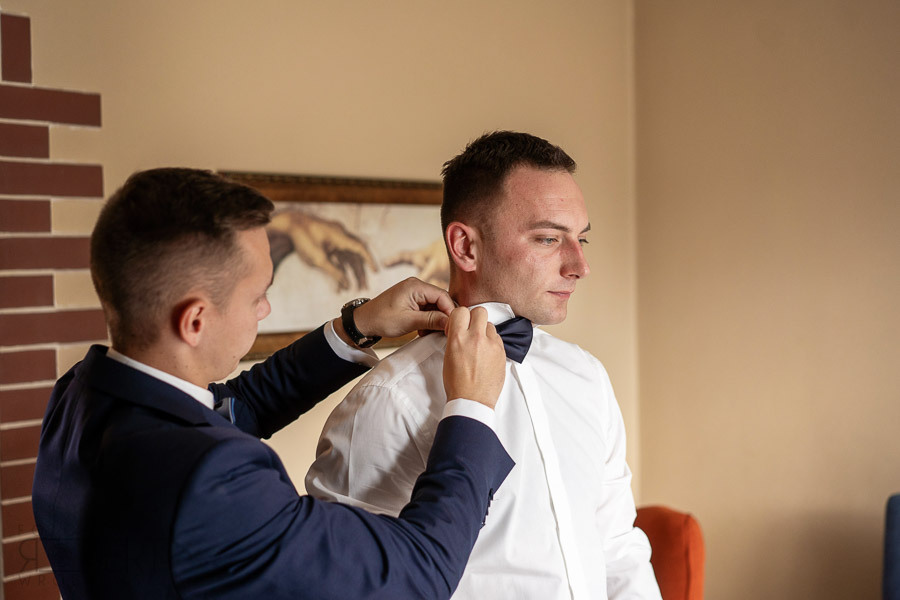 Uścisk matki z córką przed ceremonią