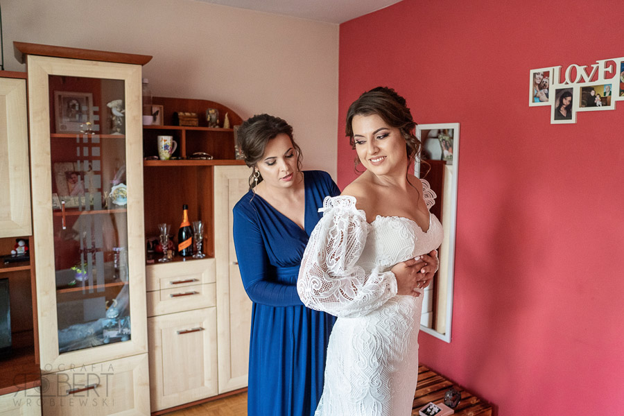 Romantyczny spacer pary młodej