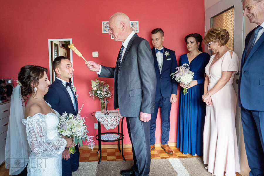 Goście bawiący się do białego rana