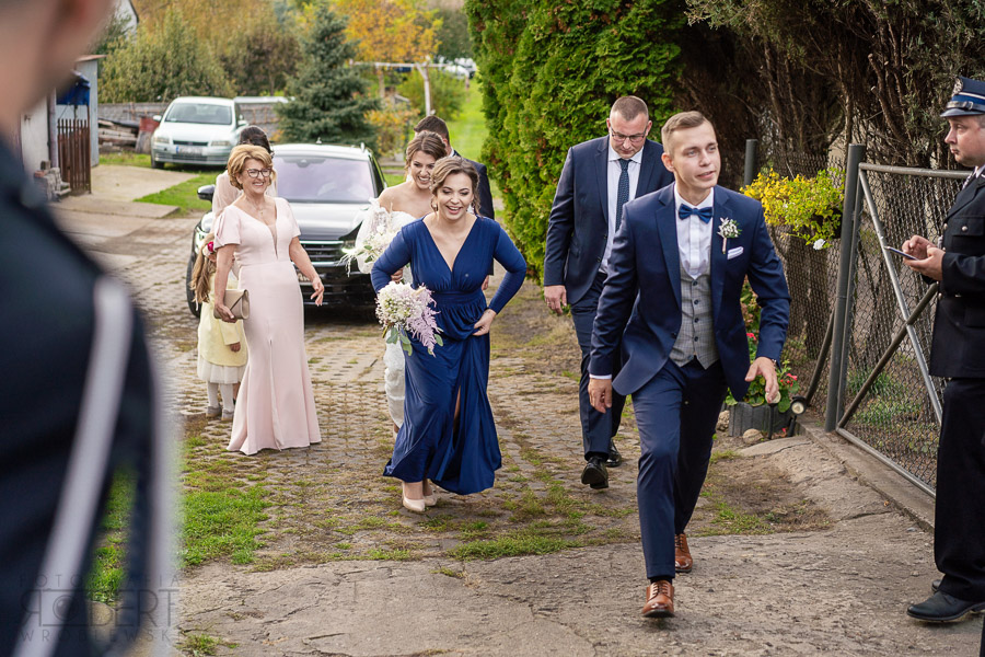 Ksiądz celebrujący mszę ślubną w Niepokalanowie