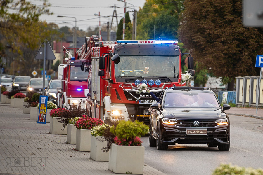 Podpisanie dokumentów w kościele