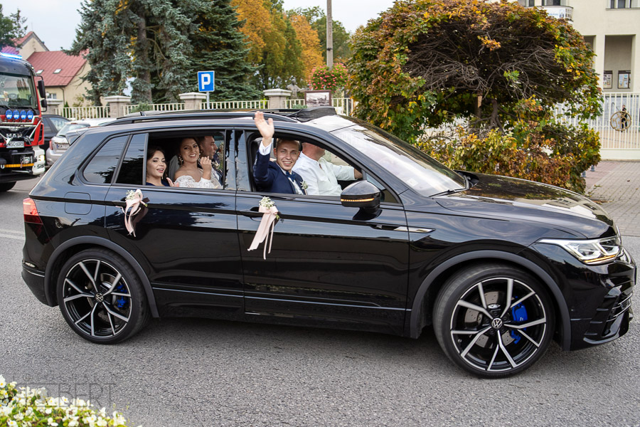 Nowożeńcy wychodzą z Bazyliki Niepokalanów