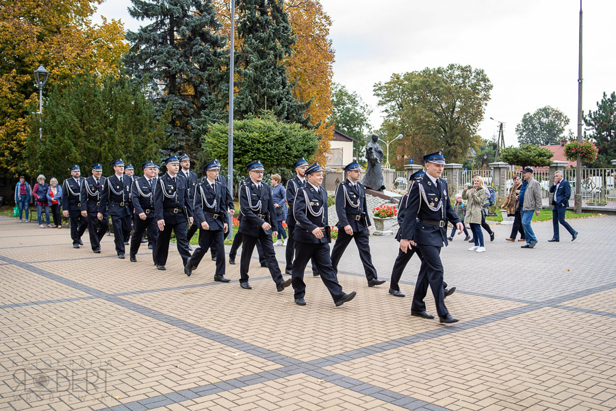 Para Młoda przy stole weselnym