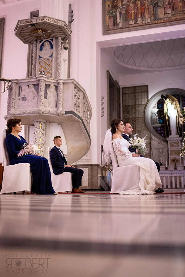 Uśmiechnięta Panna Młoda Milena na parkiecie