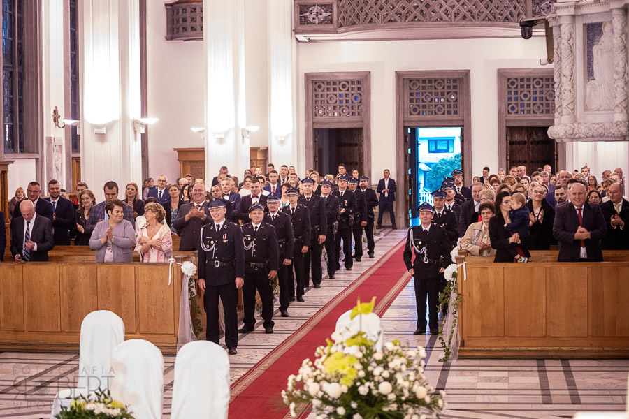 Milena i Mariusz podczas krojenia tortu