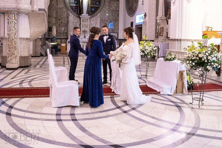 Szczęśliwa para młoda przed Bazyliką