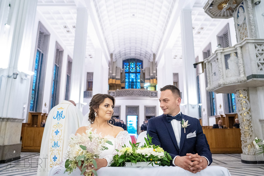 Radość gości podczas obiadu weselnego