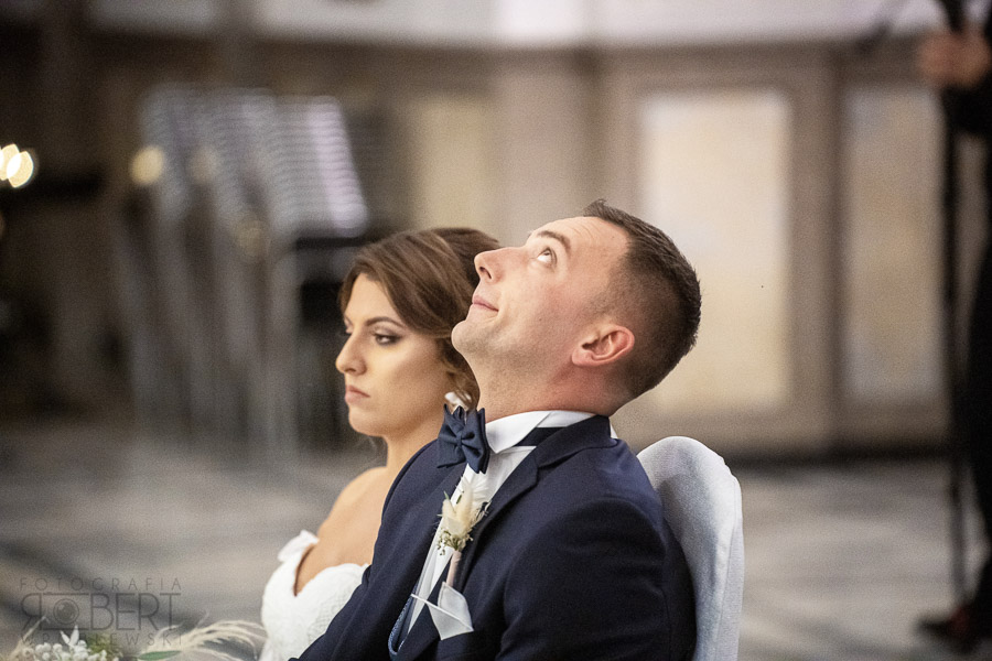 Portret nowożeńców w świetle zachodzącego słońca