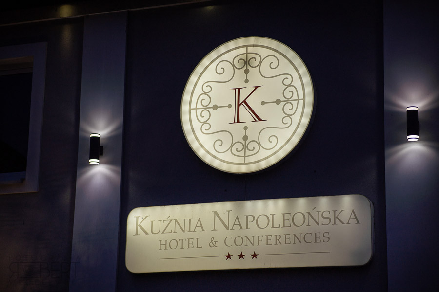 Krojenie tortu weselnego przez Milenę i Mariusza