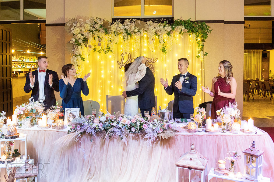 Uścisk dłoni nowożeńców