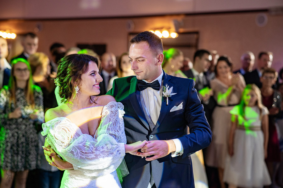 Para Młoda przy ołtarzu