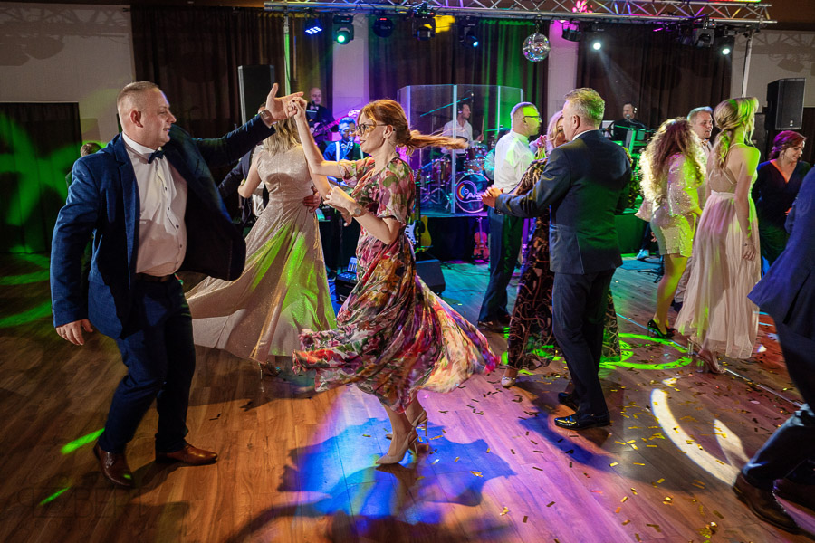 Goście weselni na parkiecie Kuźni Napoleońskiej