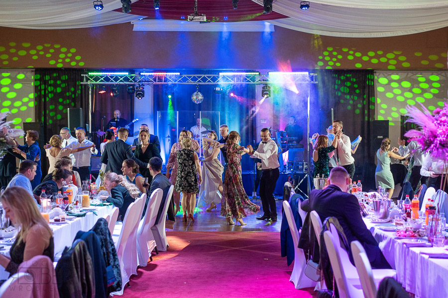 Pan Młody Mariusz podczas zabawy z kolegami