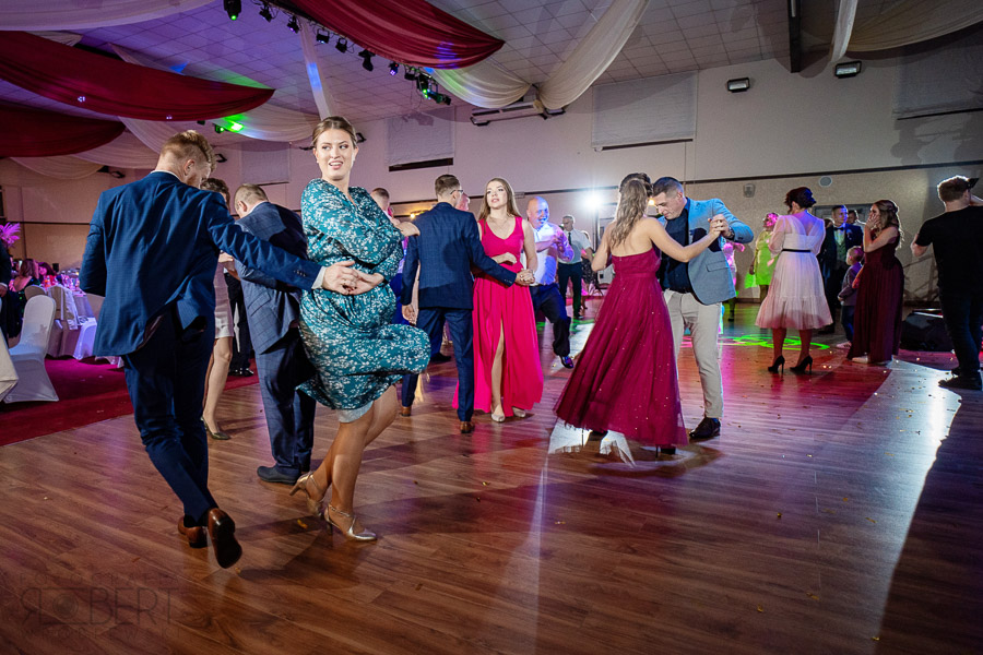 Milena i Mariusz podczas krojenia tortu ślubnego