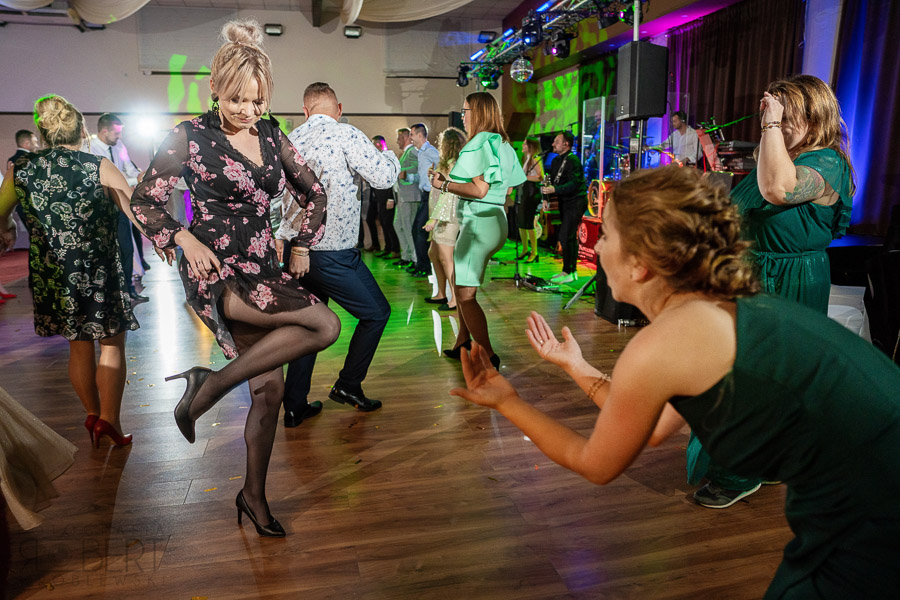 Nowożeńcy w blasku świateł - nocny reportaż