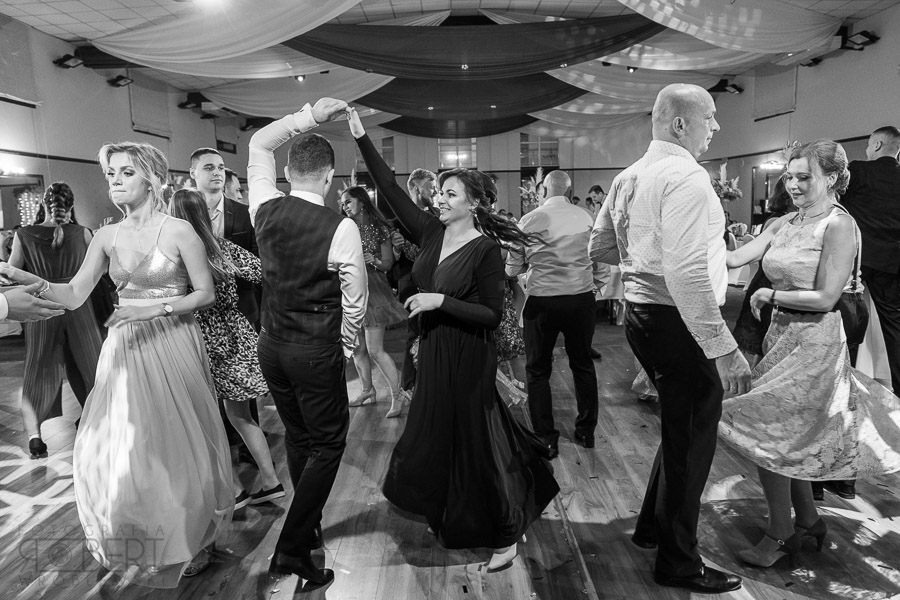 Para Młoda przed Bazyliką w Niepokalanowie