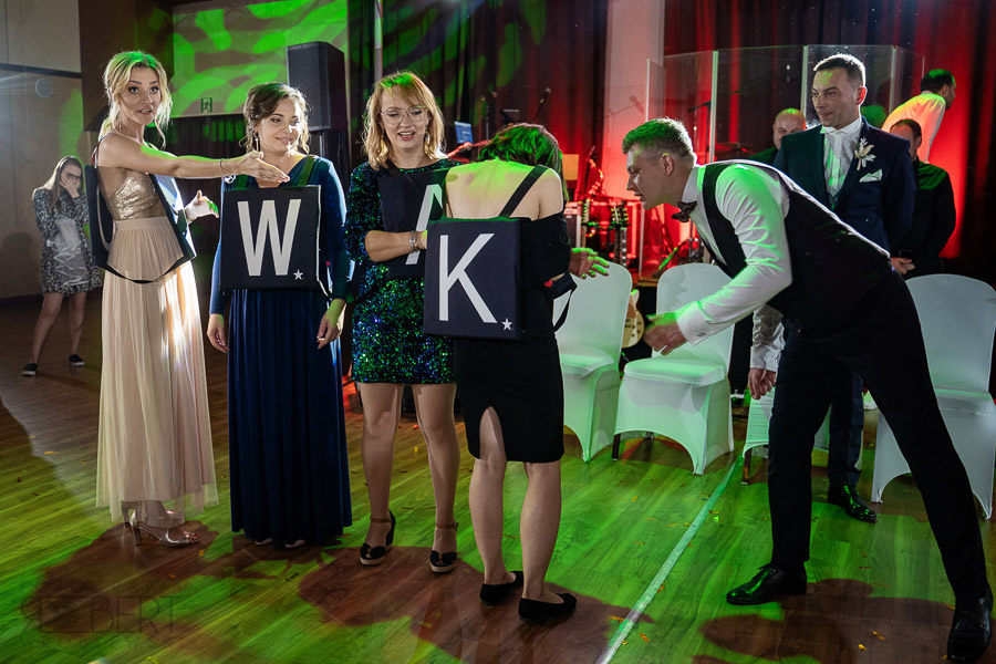 Oczepiny Mariusza - rzucanie muchą