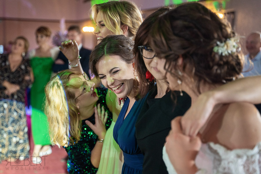 Wspólna zabawa pod koniec wesela