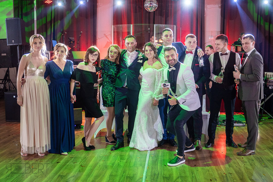 Zimne ognie sesja nocna w ogrodzie