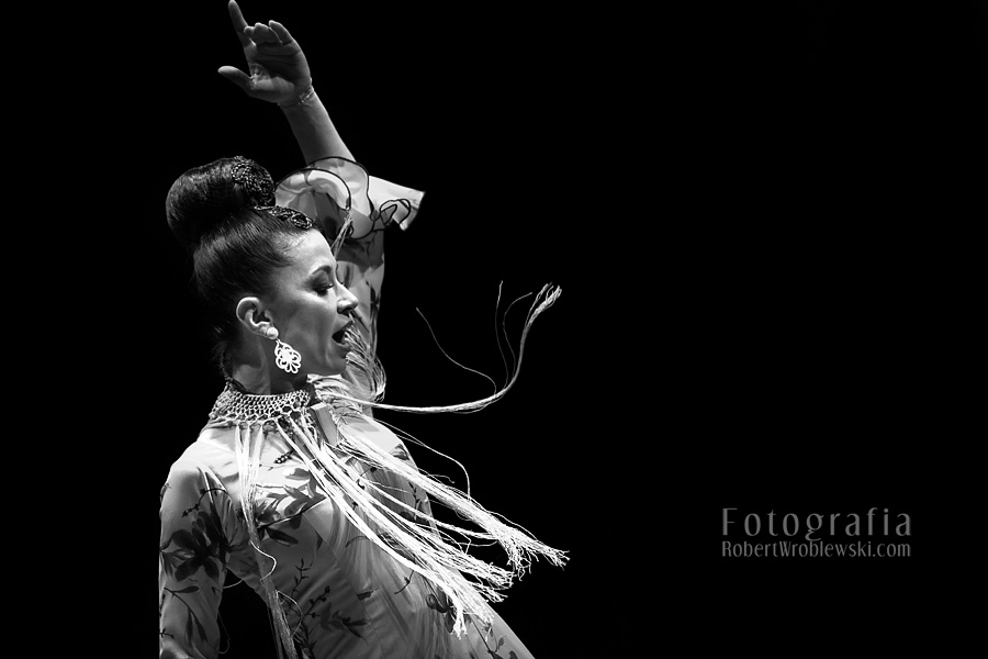 Ekspresyjny pokaz Flamenco Tancerka Flamenco podczas występu dla Montibello