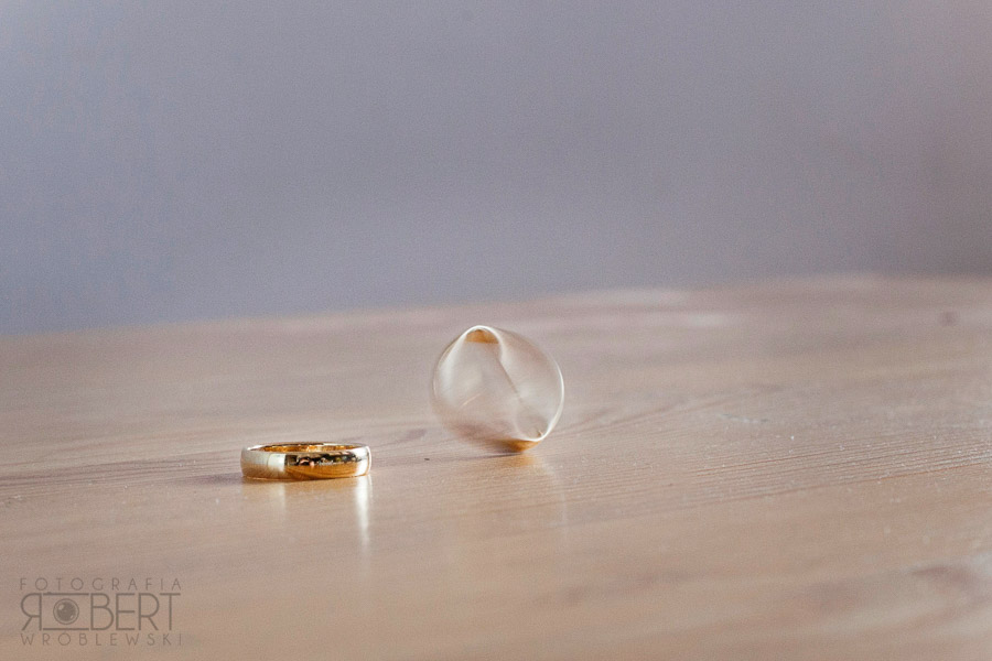 Suknia ślubna Olgi czekająca na założenie