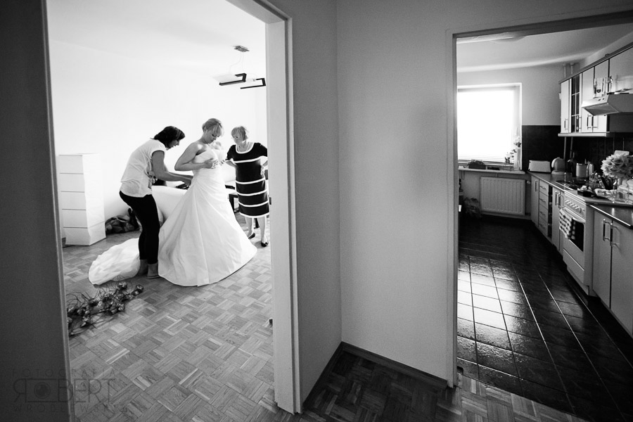 Szczęśliwa Panna Młoda Olga w pełnej stylizacji