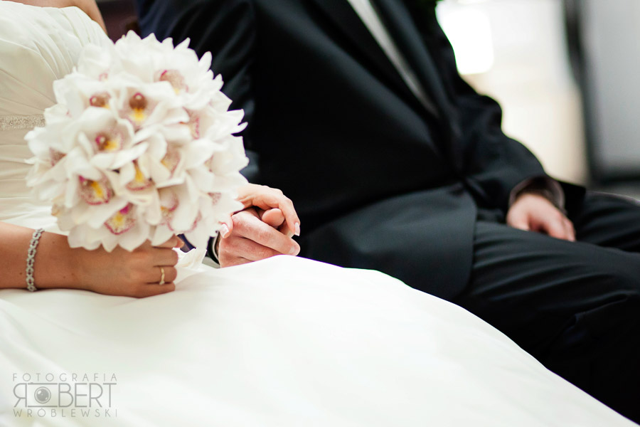 Sypanie ryżem i kwiatami pod kościołem w Wilanowie