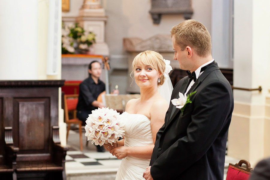 Samochód ślubny pod kościołem św. Anny Wilanów