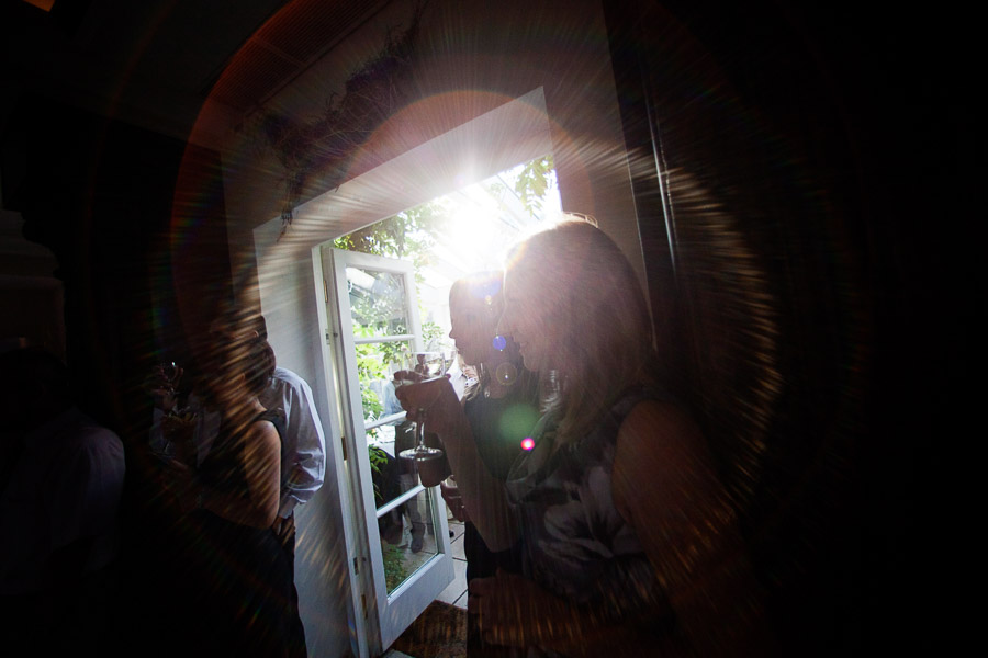 Uścisk pary młodej reportaż ślubny