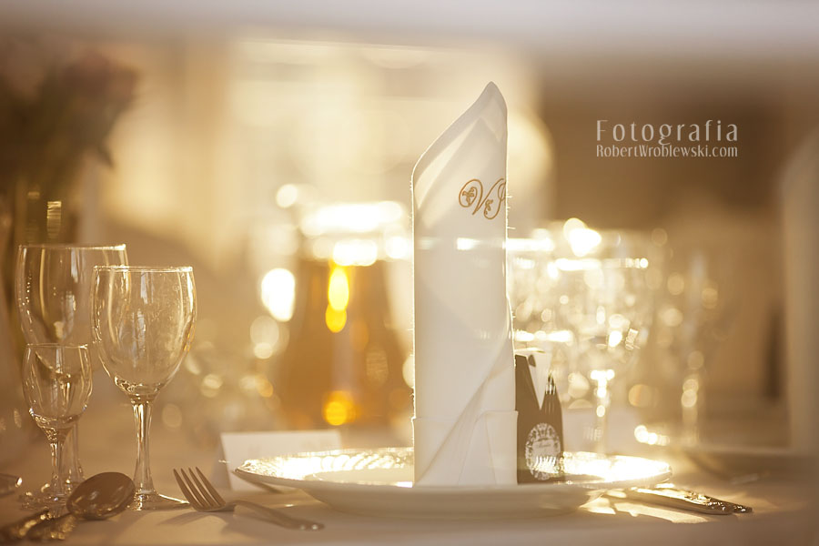 Przesiane słońcem dekoracje na stole