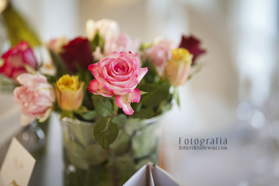 dekoracje z róż na stołach