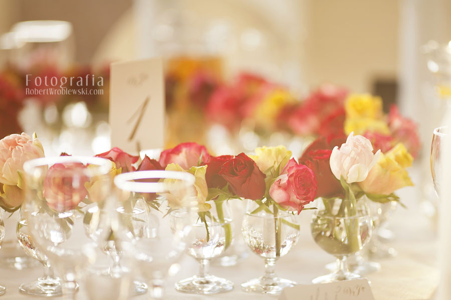 stoły Villa Park Julianna udekorowane kwiatami