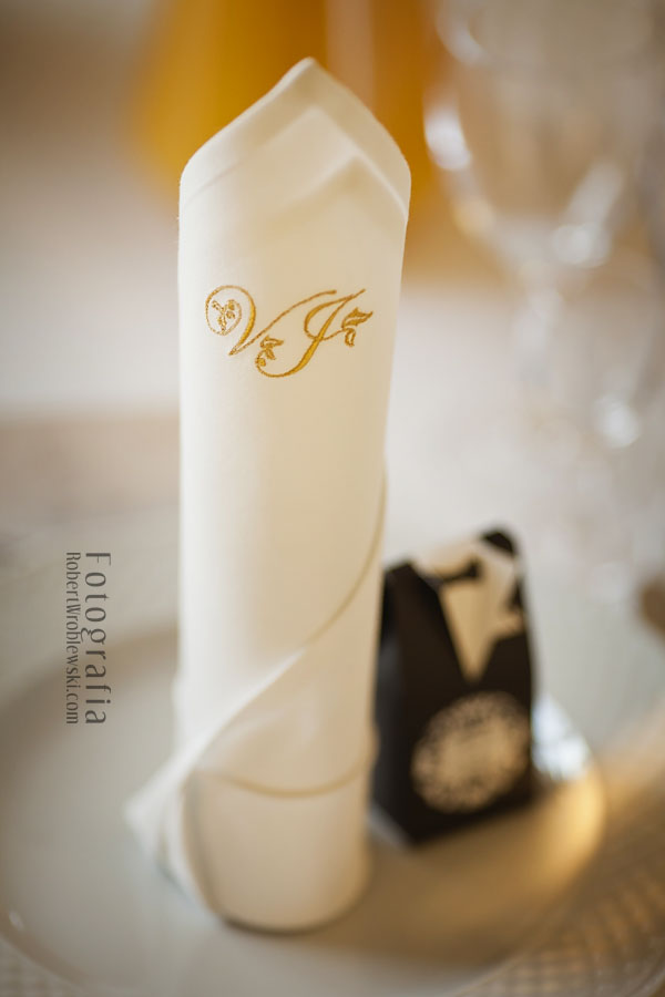 zastawa stołowa, kieliszki i winietki na stole Villa Julianna