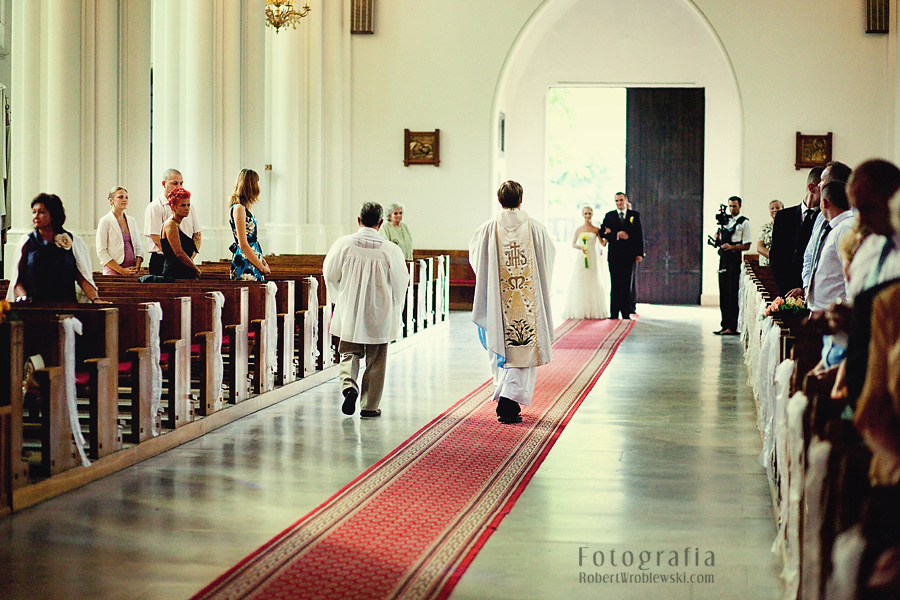 Zdjęcia ślubne Pruszków - wejście pary młodej do kościoła