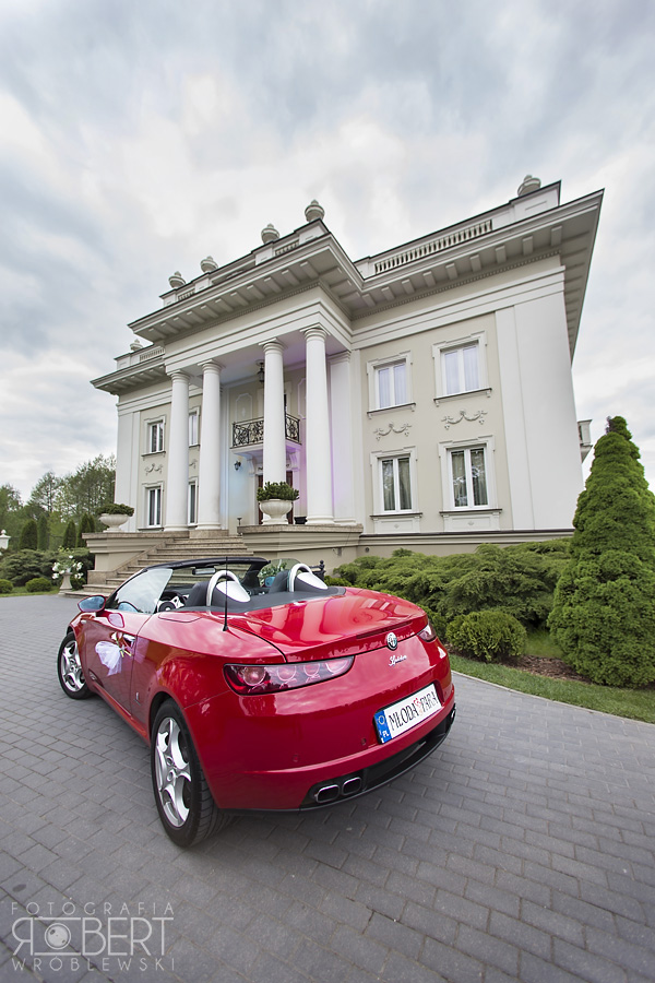 Pałacyk Otrębusy widok na altanę ślubną w ogrodzie