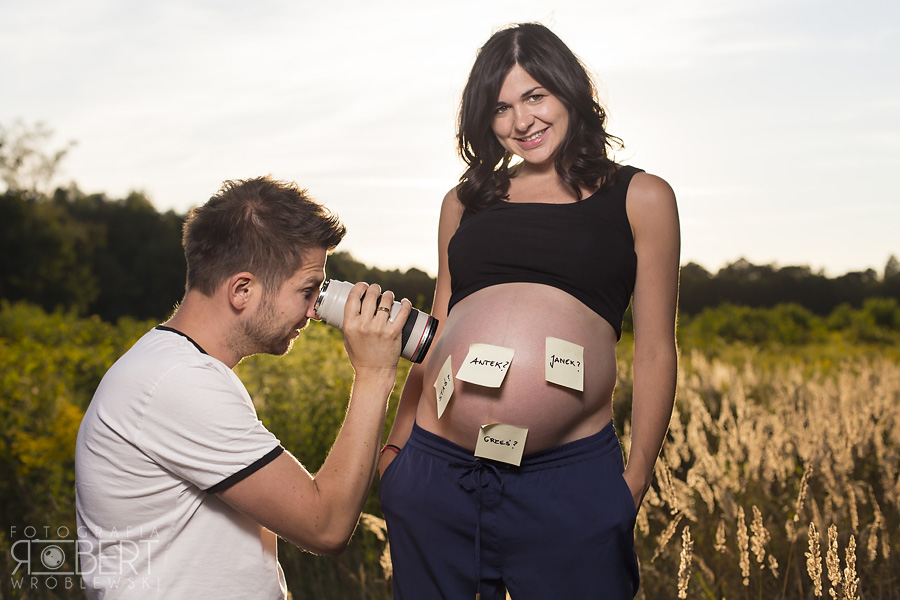 Uśmiechnięta mama w ciąży na łonie natury