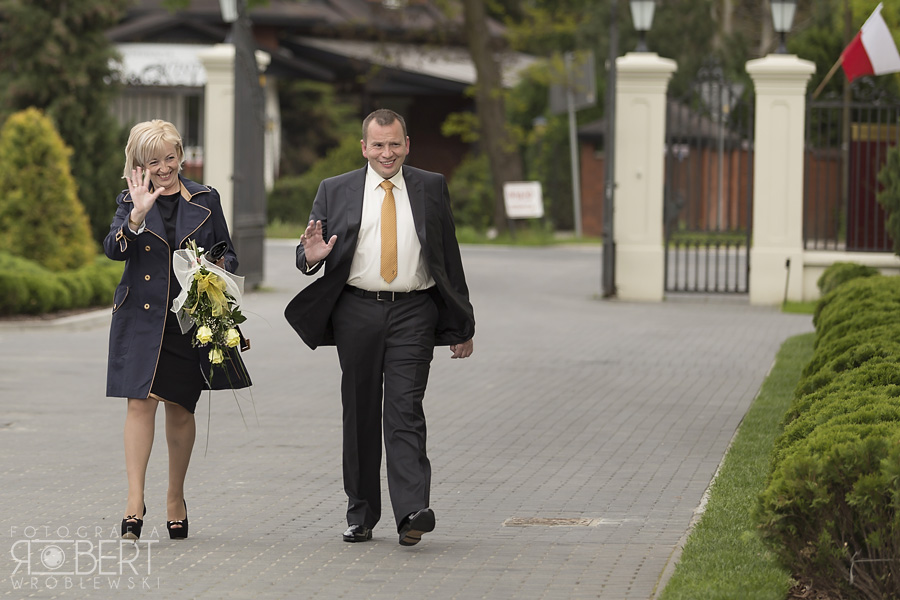 Goście obserwujący ślub cywilny w Pałacyku Otrębusy