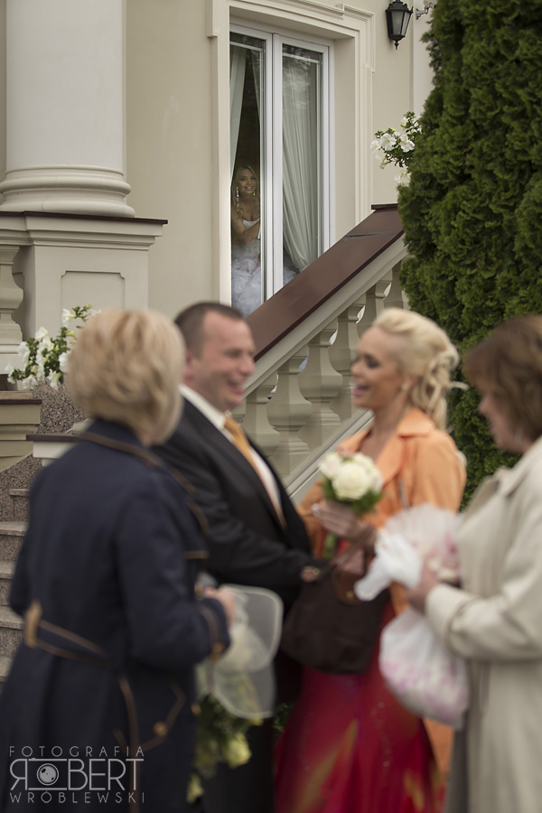 Panna Młoda podczas ceremonii w ogrodzie